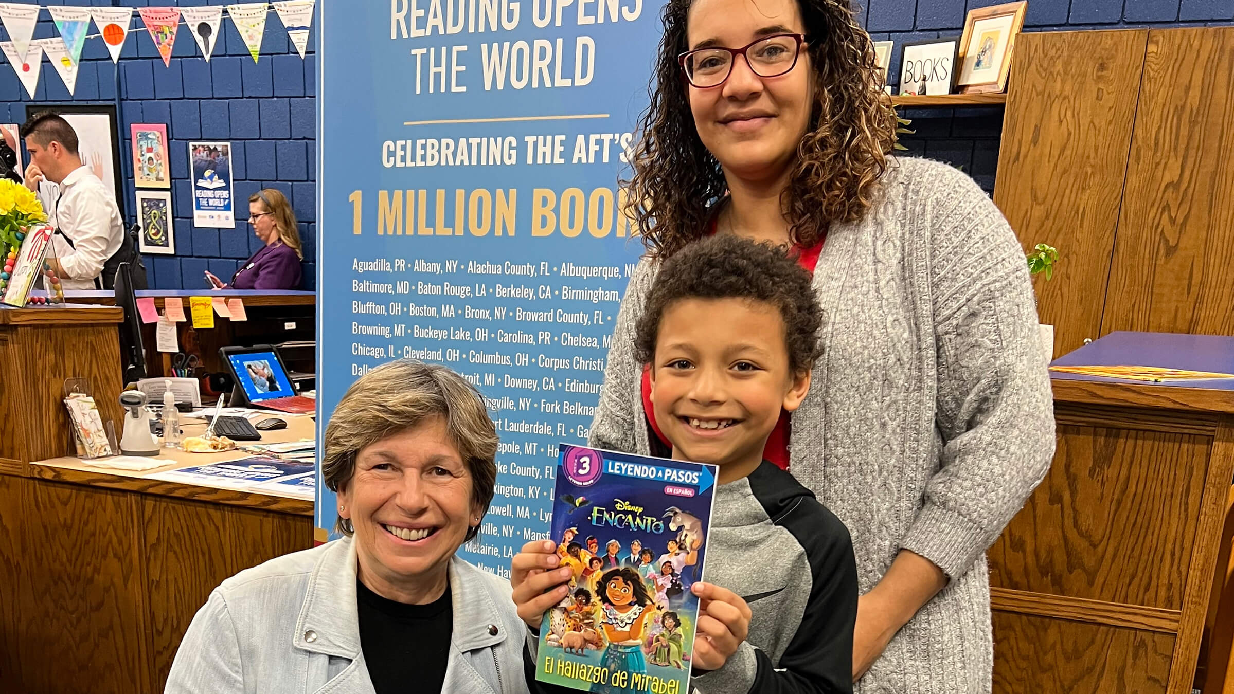 Weingarten, left, visits Cloud Elementary in Wichita, Kan., on April 20 to highlight the AFT’s Reading Opens the World campaign.