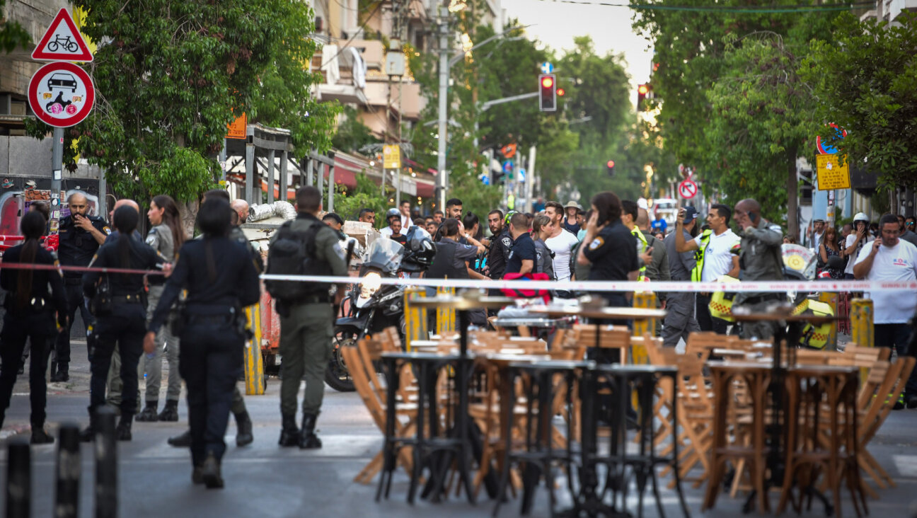 Police and rescue forces at the scene of a terror attack in Tel Aviv on August 5, 2023. (Avshalom Sassoni/Flash90)