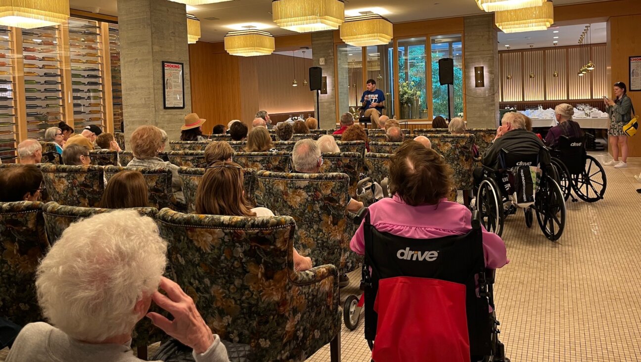 Jewish comedian Alex Edelman speaks to seniors at Inspir Jewish Living about his solo Broadway show “Just for Us.” (Julia Gergely)