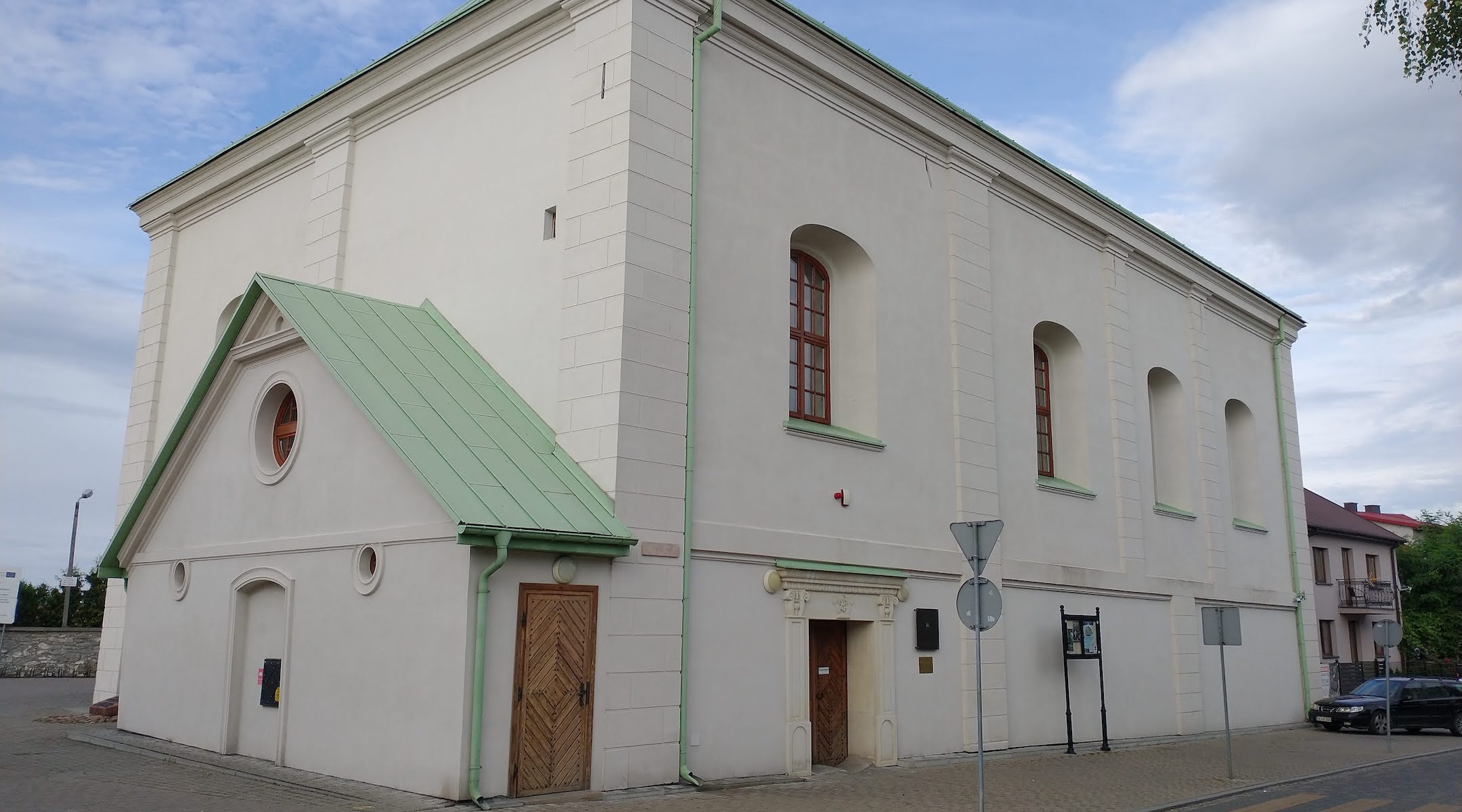 The former synagogue in Chmielnik, Poland. (Wojciech Domagała/Wikimedia Commons)
