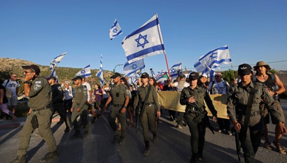 אַנטי־רעגירונג דעמאָנסטראַנטן, דעם 8טן אויגוסט, אין די גולן־הייכן, וווּ פּרעמיער בנימין נתניהו איז אַוועק אויף וואַקאַציע  