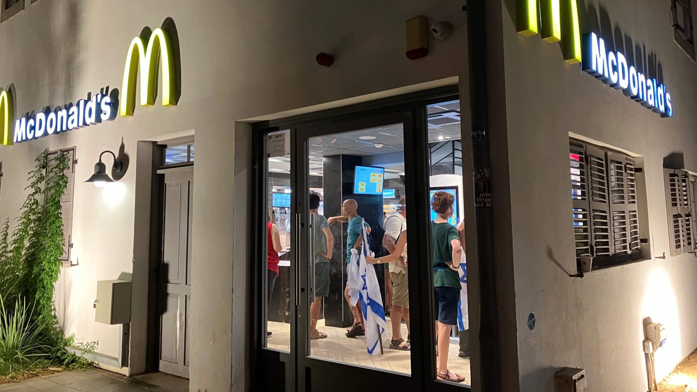 A McDonalds on the protest route in Tel Aviv filled with protestors after the march dispersed.