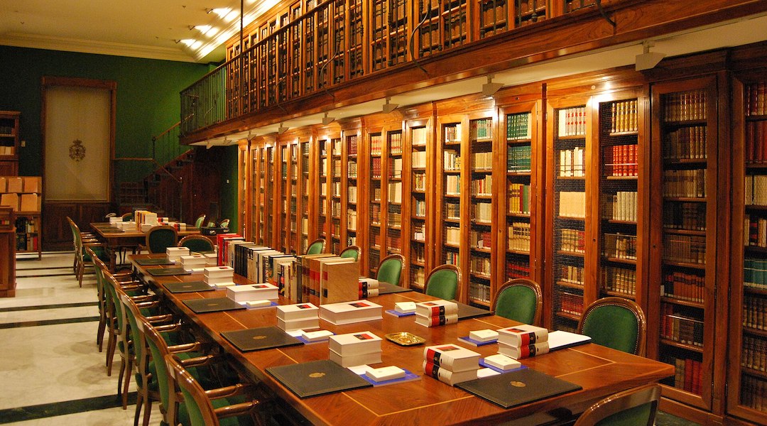 A view inside the Spanish Royal Academy’s library. (Albeins/Wikimedia Commons)