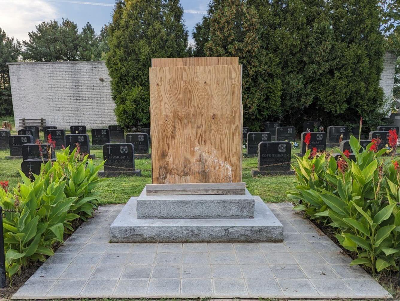 The monument, located in St. Mary’s Ukrainian Catholic Cemetery in Elkins Park, Pennsylvania, bears the divisional insignia of the 14th Waffen Grenadier Division of the SS.