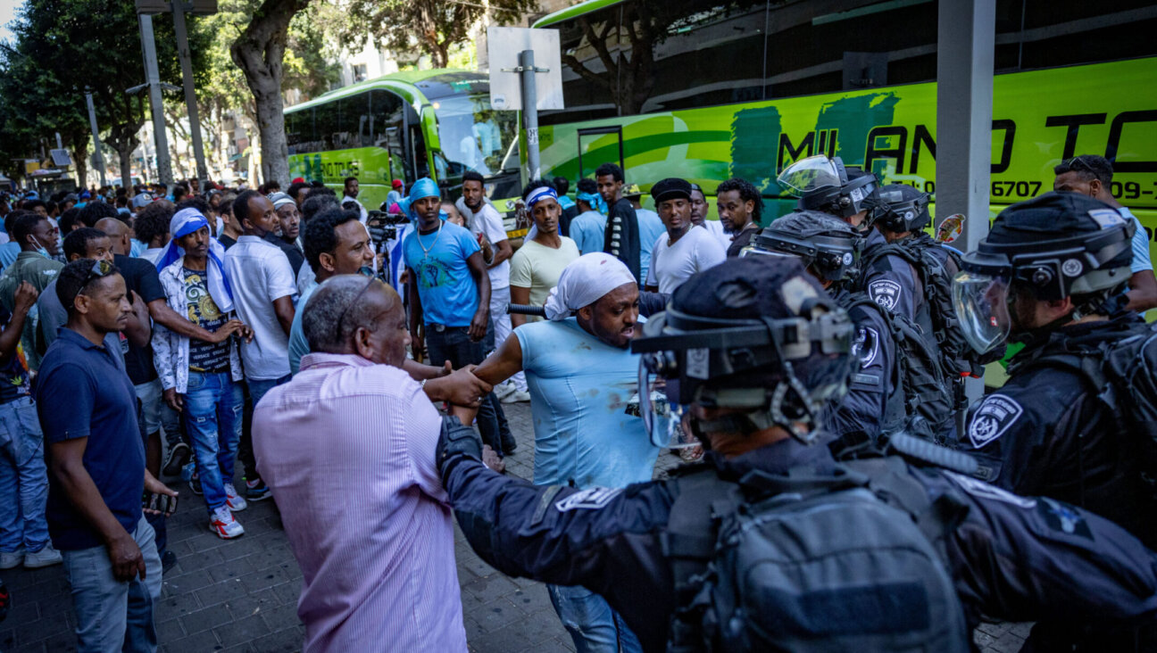 Eritrean asylum seekers who oppose the regime in Eritrea and pro-regime activists clash with Israeli police in south Tel Aviv, Sept. 2, 2023. (Yonatan Sindel/Flash90)