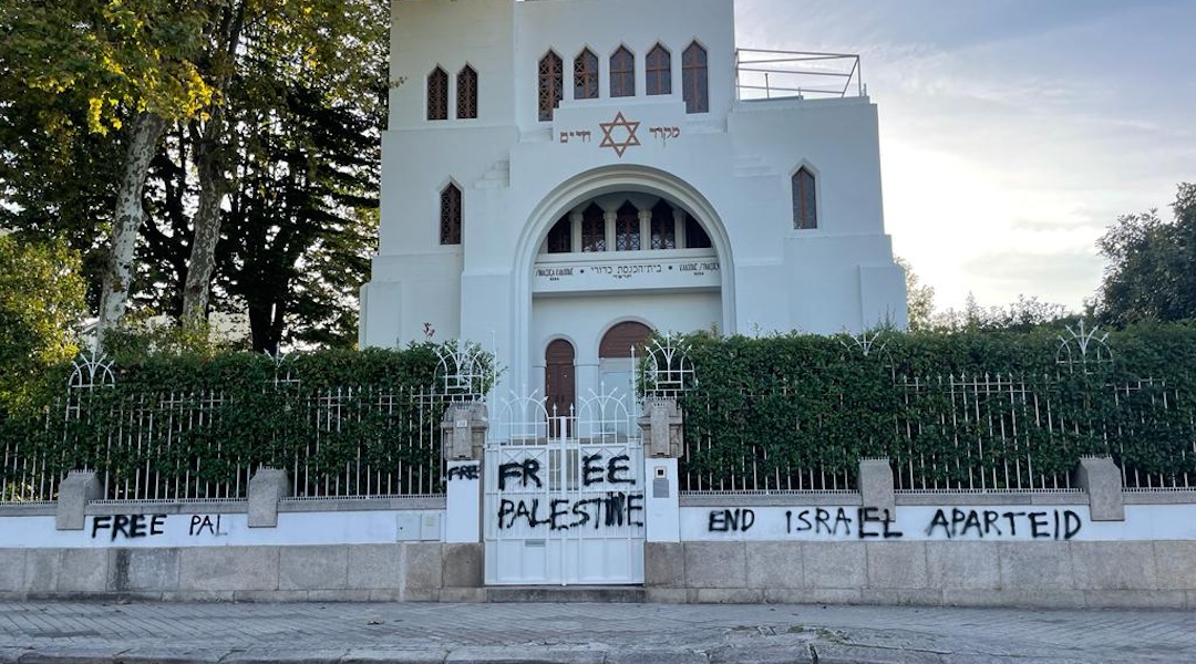 The Kadoorie Mekor Haim Synagogue in Porto, Portugal, was hit with graffiti tied to the Israel-Hamas conflict, Oct. 11, 2023. (CIP)