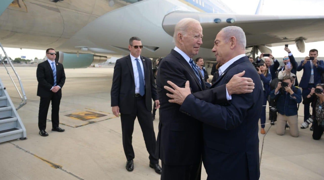 President Joe Biden and Prime Minister Benjamin Netanyahu embrace on the tarmac at ben Gurion Airport, Oct. 18, 2023. (Avi Ohayon, Israel Government Press Office)