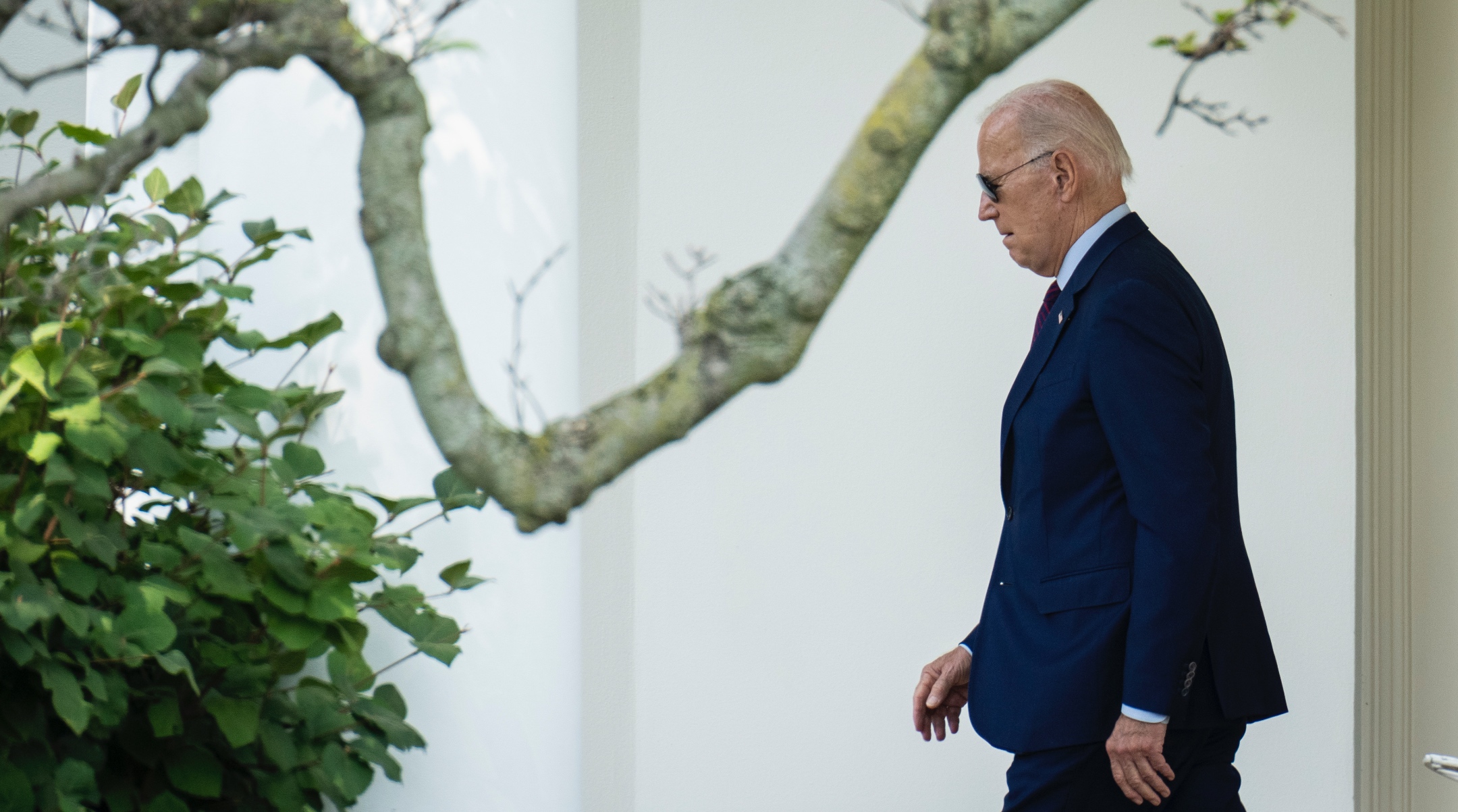 U.S. President Joe Biden departs the Oval Office and walks to Marine One on the South Lawn of the White House, July 28, 2023. (Drew Angerer/Getty Images)