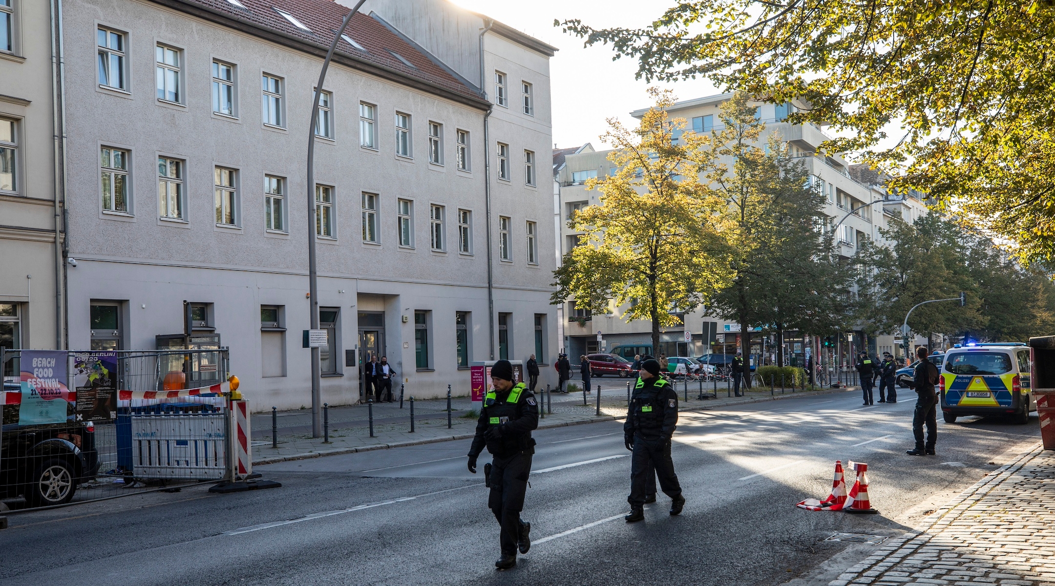 Police walk outside a building that houses a synagogue and school of the Kahal Adass Jisroel Jewish community in Berlin, Oct. 18, 2023. (Maja Hitij/Getty Images)