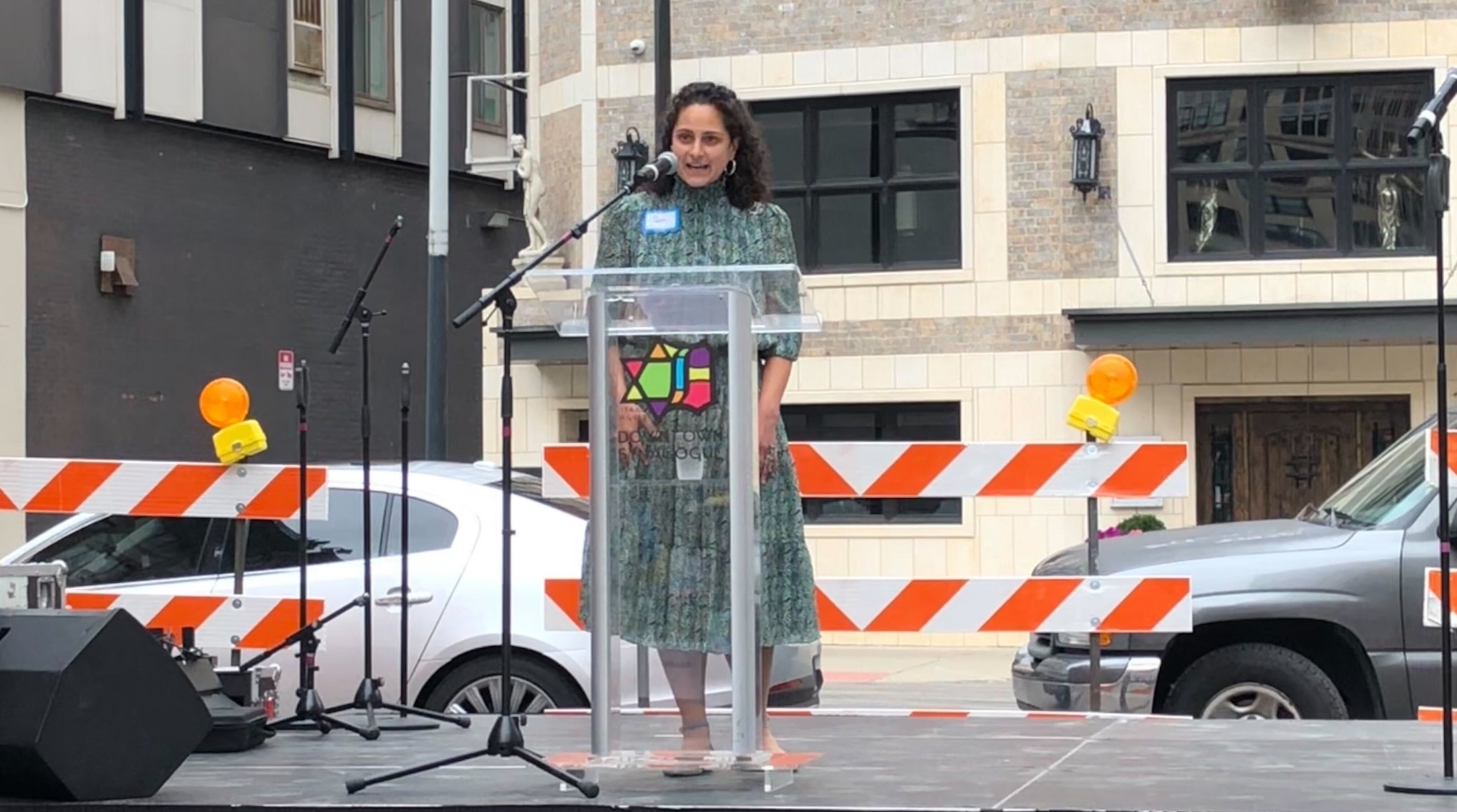 Samantha Woll, president of the Isaac Agree Downtown Synagogue in Detroit, welcomes attendees to the congregation’s centennial celebration and groundbreaking on a major renovation project, Aug. 14, 2022. (Andrew Lapin/Jewish Telegraphic Agency)