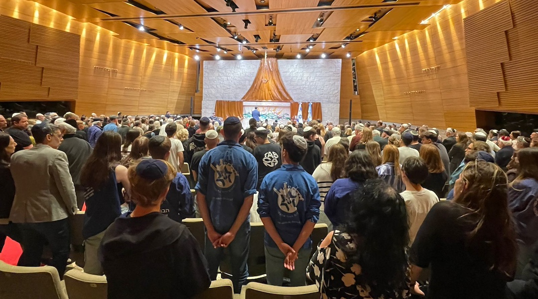 Hundreds of people gathered at the Amijai synagogue in Buenos Aires, Oct. 24, 2023, to pay tribute to Abi Korin, an Argentine killed by Hamas in Israel on Oct. 7. (Juan Melamed)