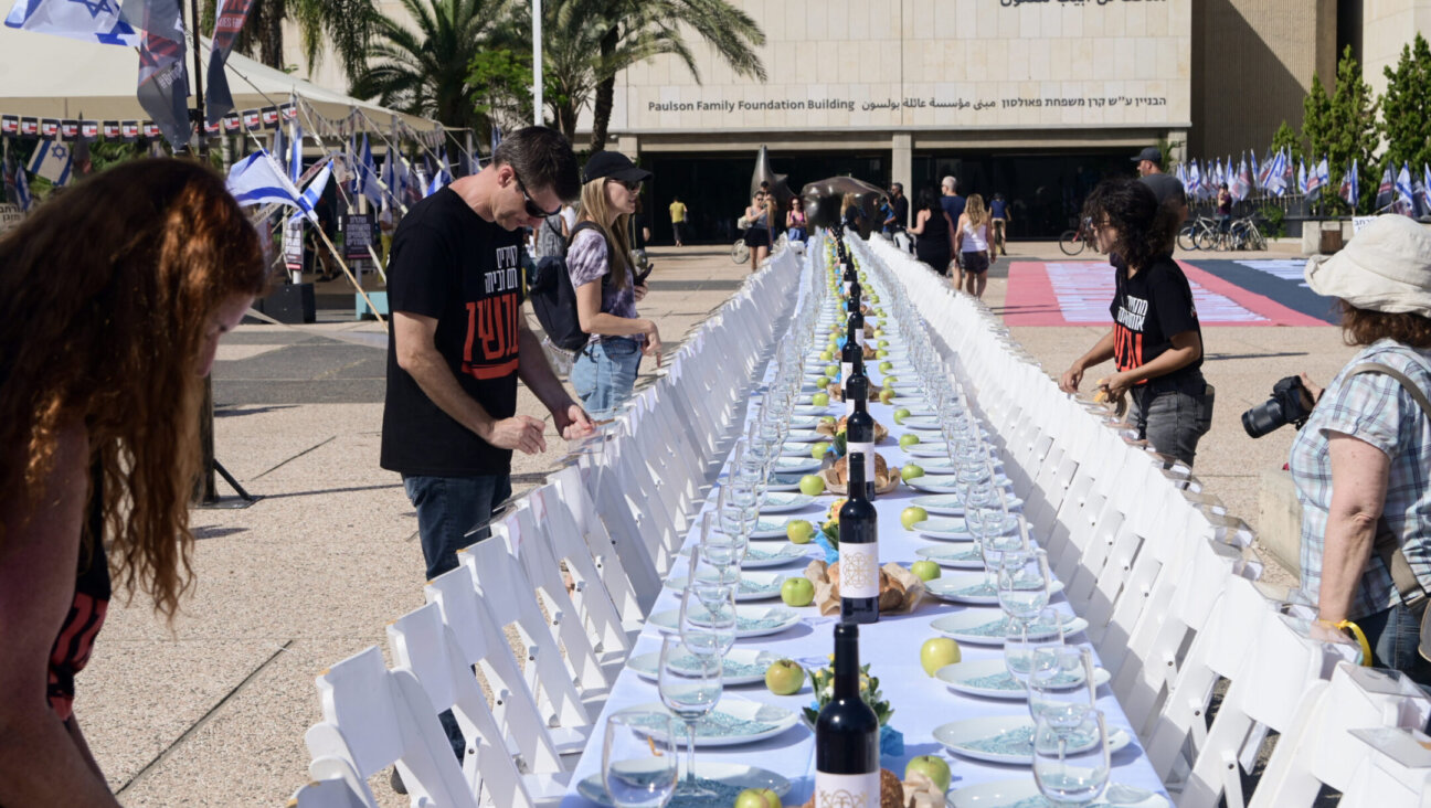 Familiies of Israelis held hostage by Hamas militants in Gaza set a symbolic shabbat table with more than 200 empty seats for the histages, at “Hostage Square”, outside the Art Museum of Tel Aviv, October 20, 2023. Photo by Avshalom Sassoni/Flash90 *** Local Caption *** מלחמה חטופים משפחות תל אביב כיכר החטופים ברחבת מוזיאון ת”א שולחן השבת. לחטופים