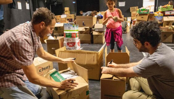 יונגע אײַנוווינער פֿון ירושלים גרייטן צו פּעקלעך עסן פֿאַר געליטענע פֿון די כאַמאַס־אַטאַקן, דעם 9טן אָקטאָבער 2023 