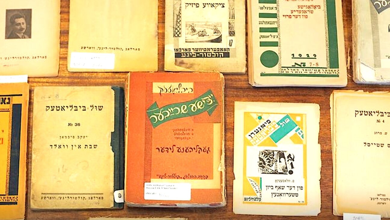 A selection of the many Yiddish books that were published by the Kultur Lige between 1918 and 1924