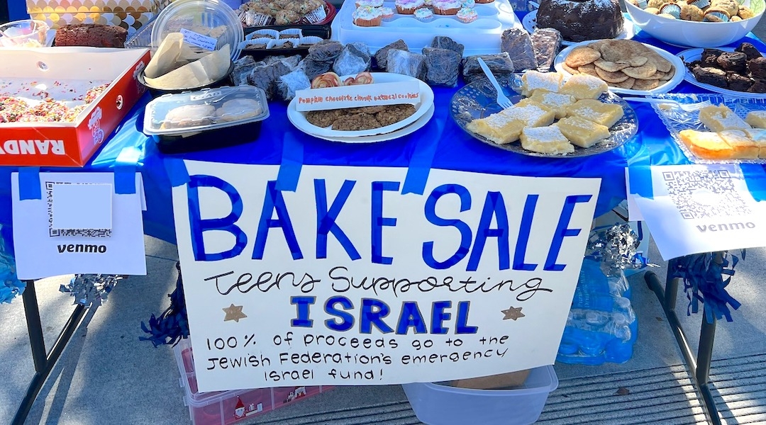 Los Angeles high school students held a bake sale that raised $5,000 for the Jewish Federation of Greater Los Angeles’ Israel Crisis Fund, Nov. 6, 2023. (Jewish Federation of Greater Los Angeles)