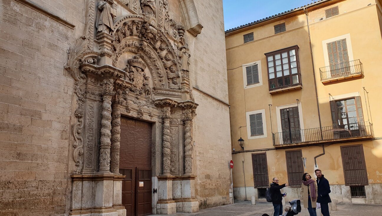 Dani Rotstein, pointing, explains to German tourists about a church that used to be a synagogue in Palma de Mallorca, Spain, Feb. 11, 2019. (Cnaan Liphshiz)