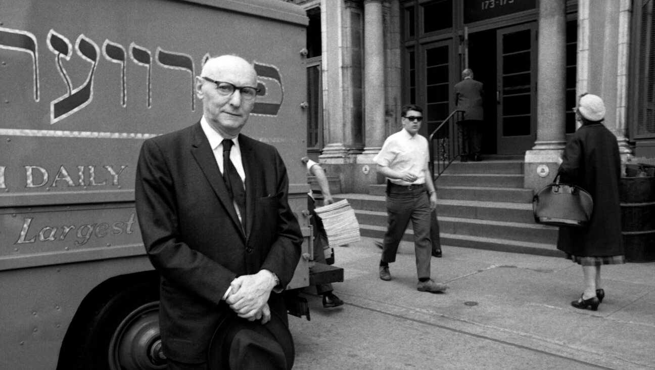 Isaac Bashevis Singer in front of the <i>Forverts</i> building in 1968.