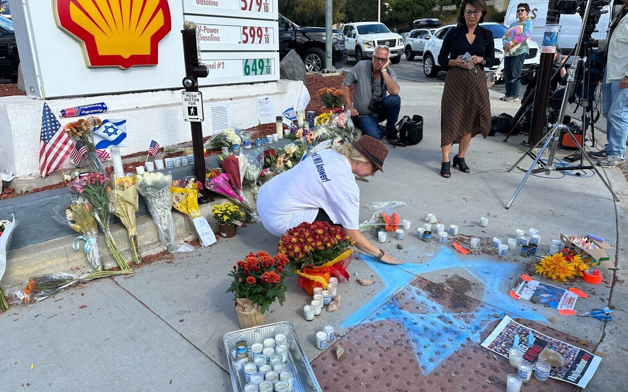 Elena Colomba draws a Star of David at a Thousand Oaks, California, street corner where a Jewish pro-Israel protester, Paul Kessler, was killed during an altercation, Nov. 7, 2023. (Jacob Gurvis)