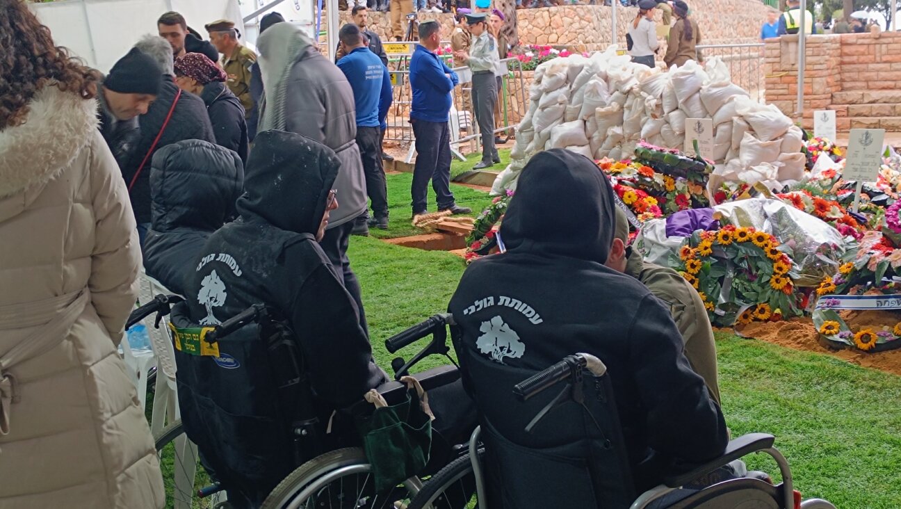 Wounded Israeli soldiers were among the thousands who attended the funeral of Tomer Grinberg, an Israeli officer killed the previous day, at the Mt. Herzl cemetery in Jerusalem, Dec. 13, 2023. (Eliyahu Freedman)