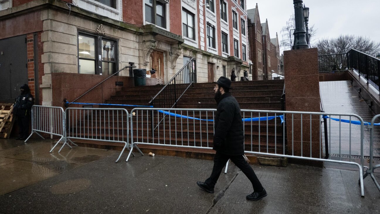 Police block the entrance to the main synagogue of Chabad headquarters due to safety concerns, Jan. 9, 2024. (Luke Tress)