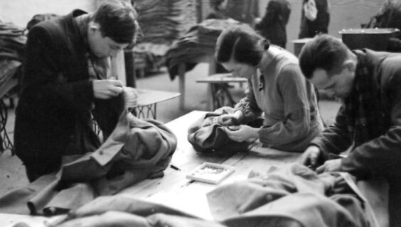 ייִדישע אַרבעטער אין אַ שנײַדערײַ אין לאָדזש.