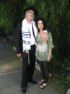 steve rasch and susie essman on the set of curb your enthusiasm's palestinian chicken