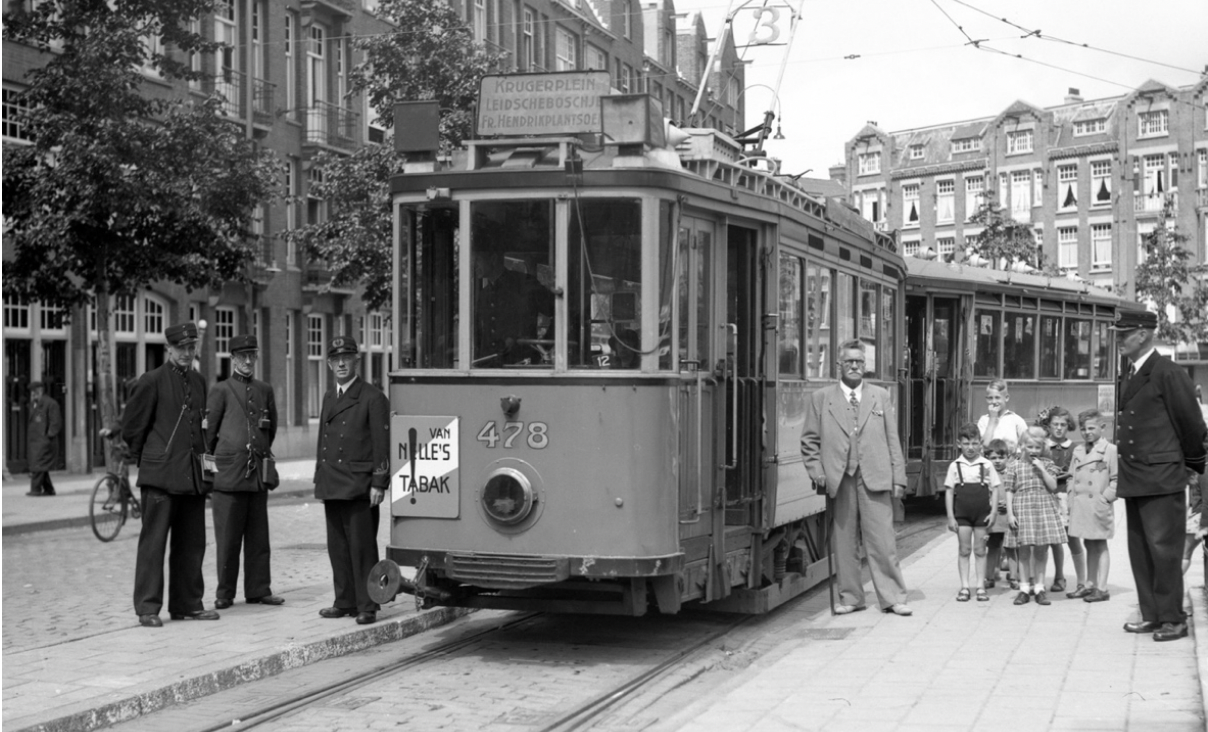 Tram line 3 in 1942, shortly before the start of the deportations, on Krugerplein in Amsterdam’s Transvaal neighborhood. On the right, next to a tram driver, a number of Jewish children with a star who were no longer allowed on the tram. (Courtesy Willy Lindwer)