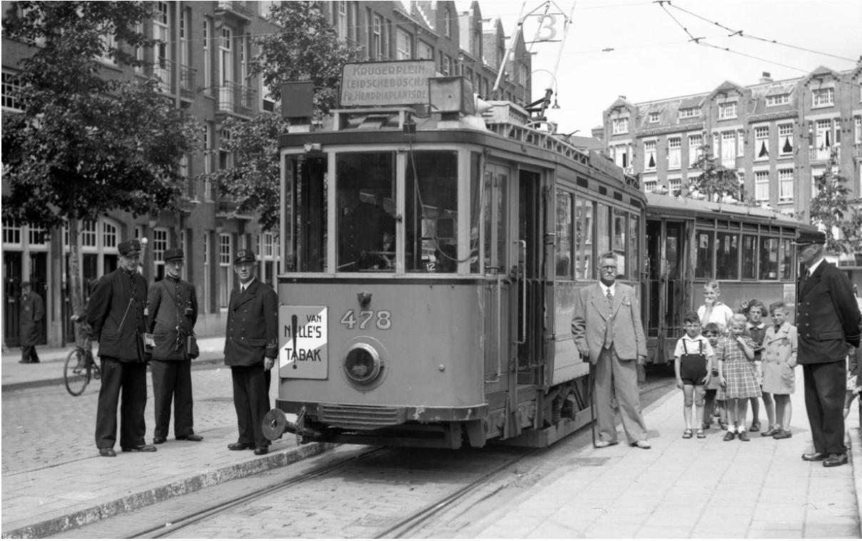 Tram line 3 in 1942, shortly before the start of the deportations, on Krugerplein in Amsterdam’s Transvaal neighborhood. On the right, next to a tram driver, a number of Jewish children with a star who were no longer allowed on the tram. (Courtesy Willy Lindwer)