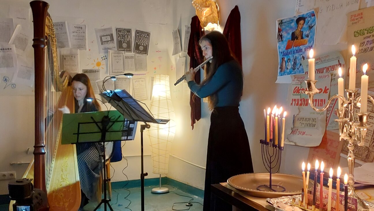 אויף אַ חנוכּה־קאָנצערט פֿון יונג־ייִדיש־ווין אין דעצעמבער