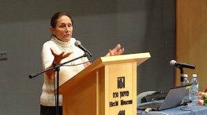 Yael Dayan gives a lecture at Haifa University to the Women’s Studies and Gender program, Nov. 12, 2014. (Hanay/Wikimedia Commons)