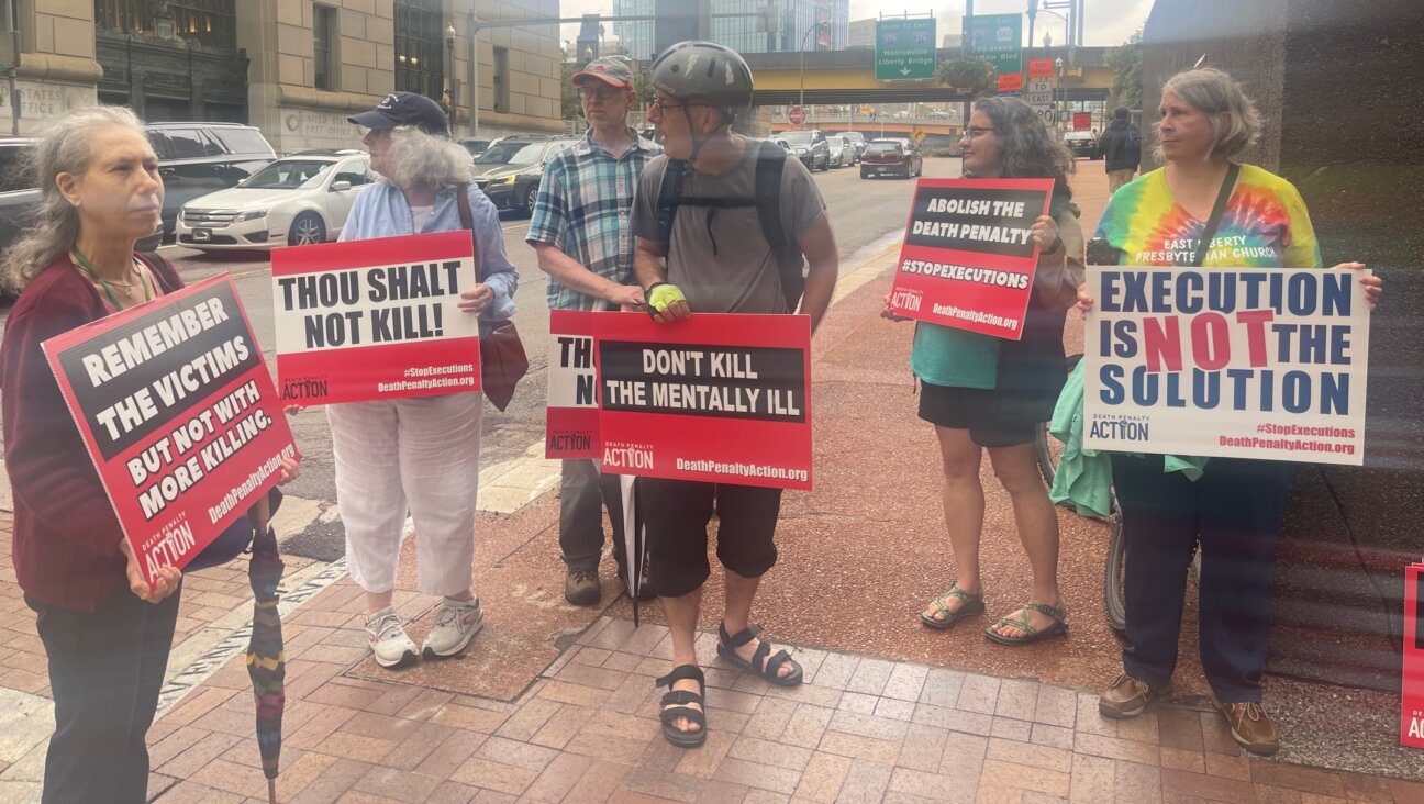 A group calling itself Jews Against the Death Penalty protests outside the courthouse where the gunman who killed 11 worshippers is being tried, in Pittsburgh, June 27, 202. (Ron Kampeas)