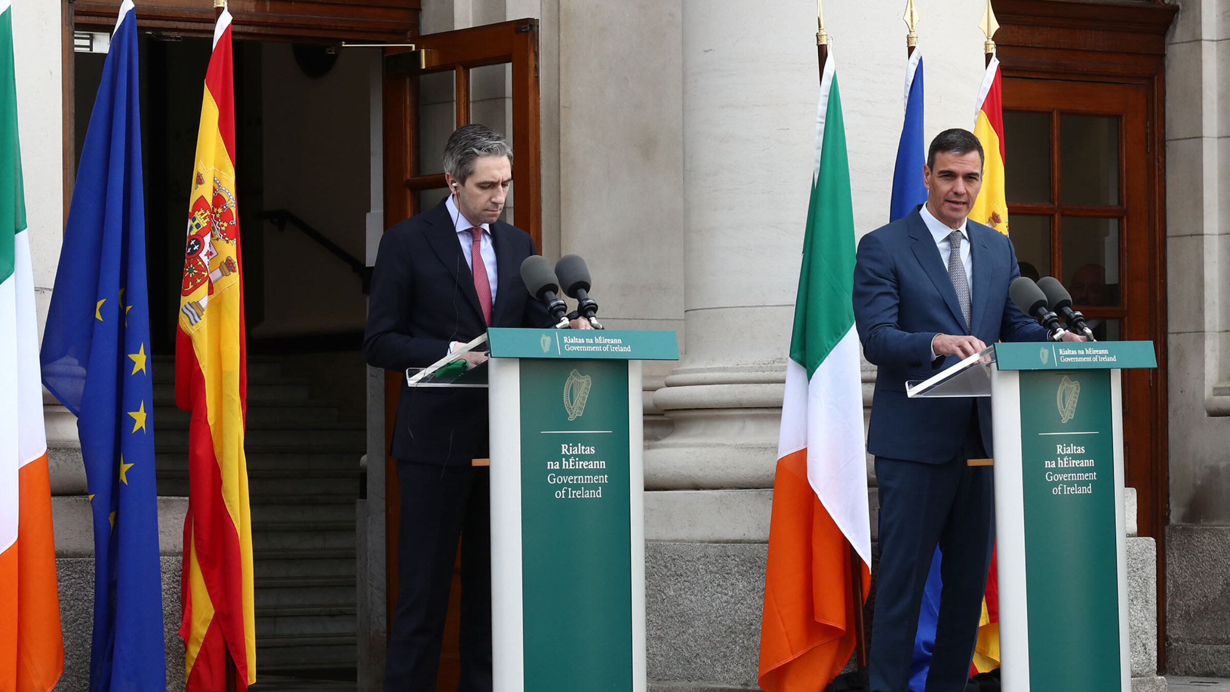 Spanish President Pedro Sanchez (R) and Irish Prime Minister Simon Harris speak to the press after an April meeting in Dublin at which they expressed willingness to endorse a Palestinian state.