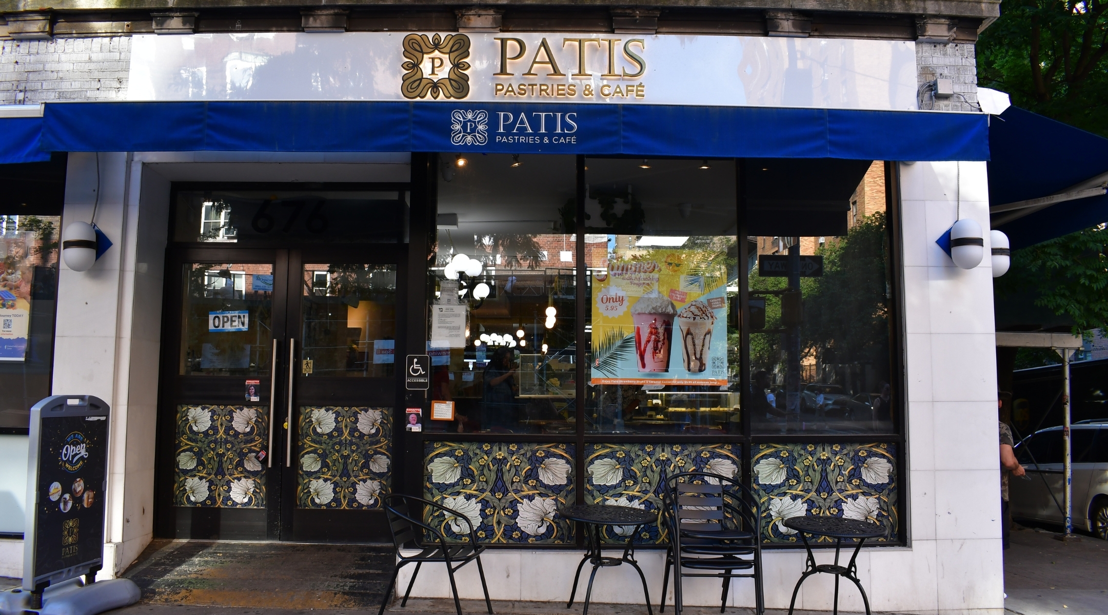 Exterior view of Patis Bakery on 93rd and Amsterdam, on a stretch of Manhattan’s Upper West Side peppered with kosher restaurants and businesses. (Jackie Hajdenberg)