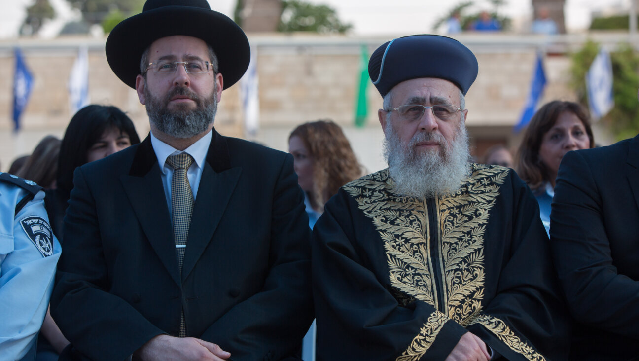 Sephardi Chief Rabbi Yitzhak Yosef, right, and Ashkenazi Chief Rabbi David Lau attending a New Year’s ceremony at the national headquarters of the Israel Police in Jerusalem, Sept. 7, 2015. (Yonatan Sindel/Flash90)