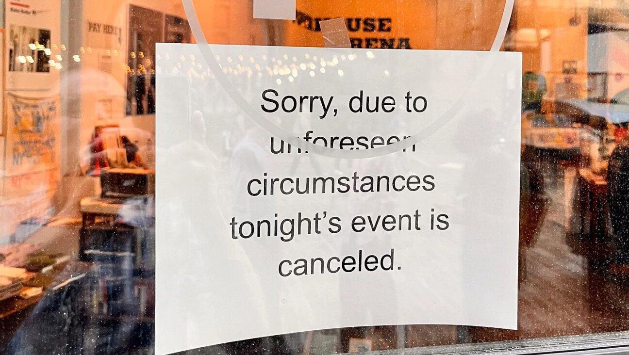 The note on the door at Powerhouse Arena when Rabbi Andy Bachman and author Josh Leifer arrived for their scheduled talk on Aug. 20, 2024. (Courtesy Bachman)