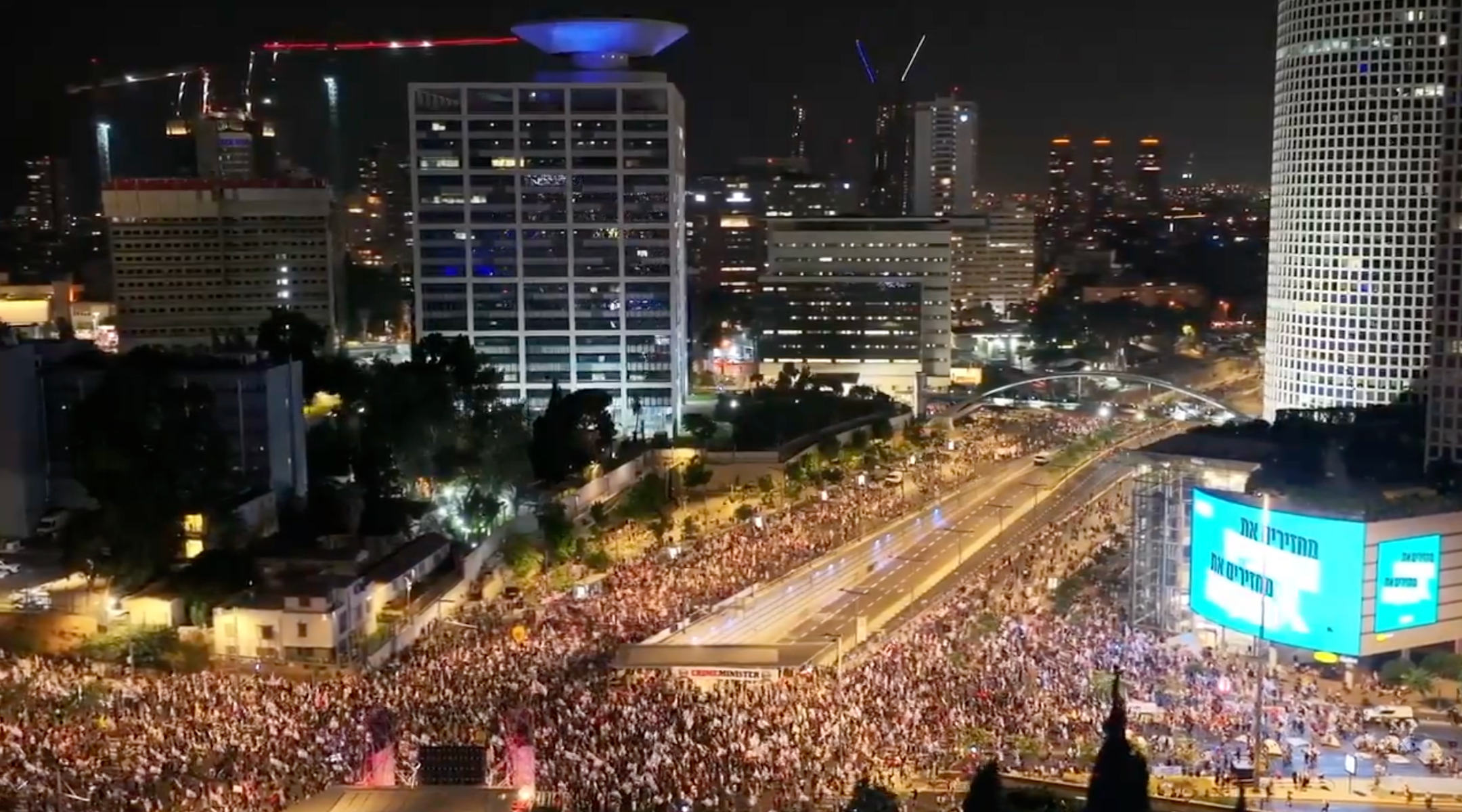 Tens of thousands of Israelis rallied for a hostage and ceasefire agreement in Tel Aviv on August 17, 2024. (Screenshot)