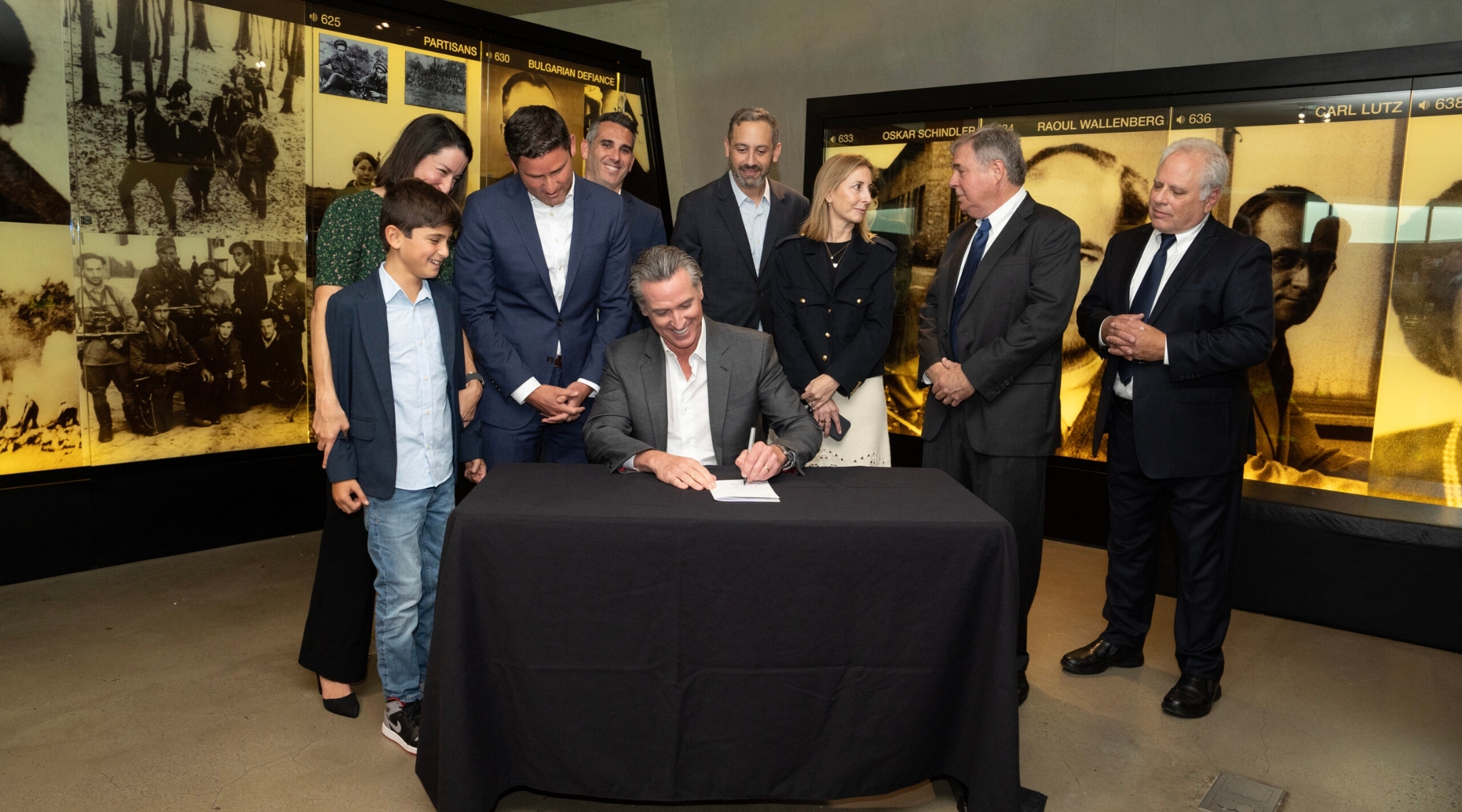 CA Gov. Gavin Newsom signs a bill promoting the restitution of Nazi-looted art and personal property stolen during the Holocaust. (Office of CA Gov. Gavin Newsom)