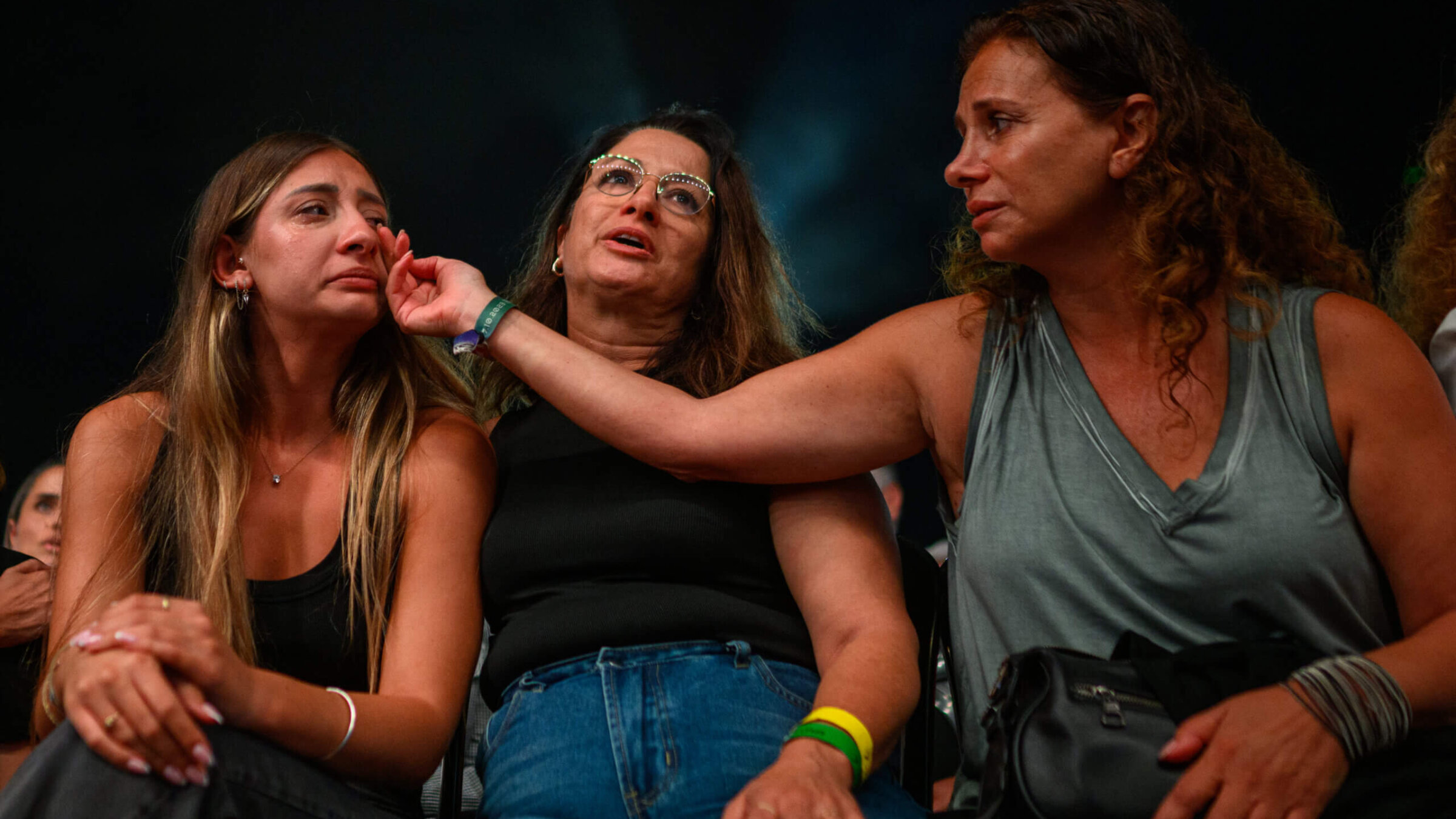 Kerabat dan teman-teman orang yang terbunuh pada tanggal 7 Oktober menangis saat upacara Nasional memperingati ulang tahun pertama sejak serangan tersebut, di Park Hayarkon pada 07 Oktober 2024 di Tel Aviv, Israel 