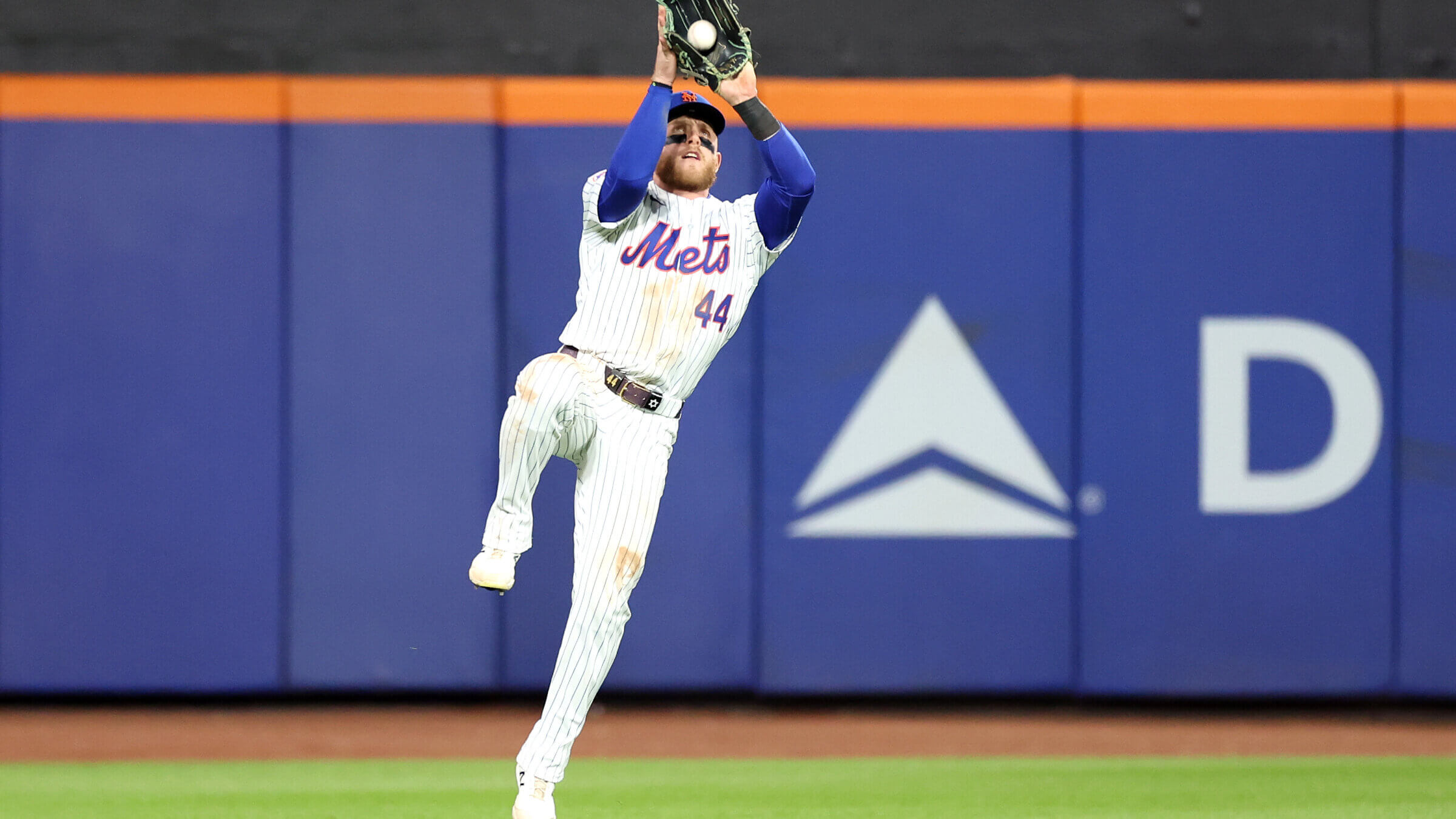 Harrison Bader, le joueur du centre juif des mets de New York, attrape un ballon volant lors du troisième match de la série de division à Citi Field. 