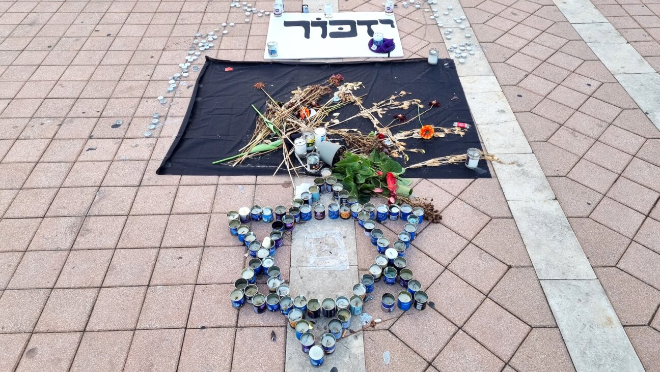 A makeshift memorial to the victims of Oct. 7, featuring candles and the Hebrew word “Yizkor,” or remembrance, in Ashdod, Israel, Nov. 20, 2023. (Maqaf-Ivri/Wikimedia Commons)