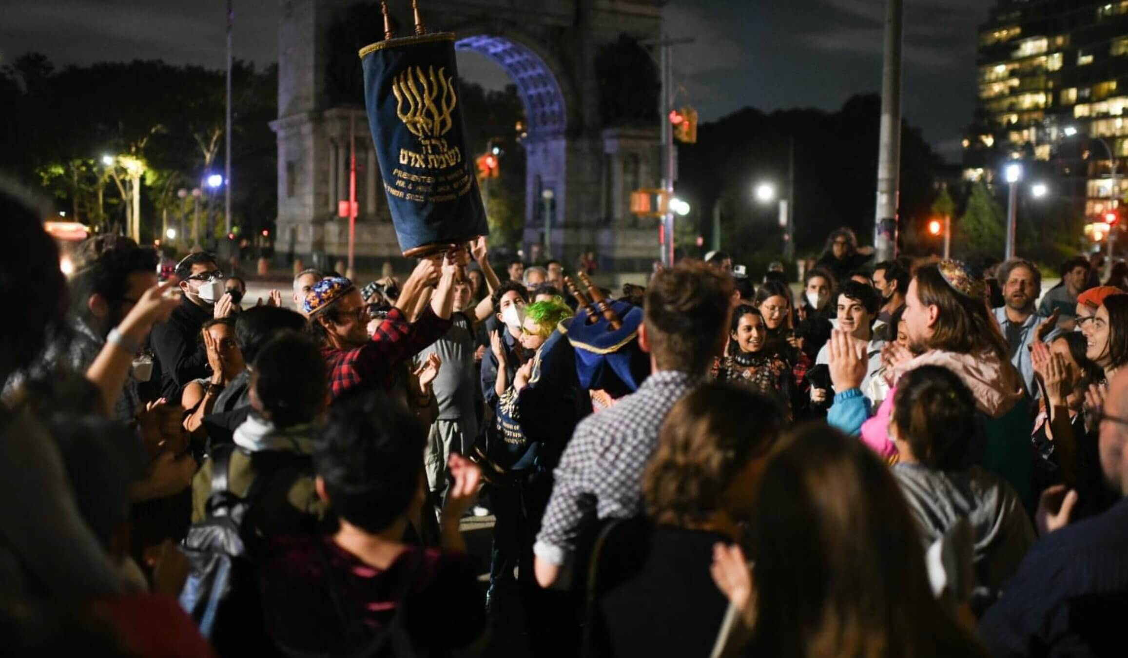 Simchat Torah Across Brooklyn in 2021, in Grand Army Plaza. (Gili Getz)