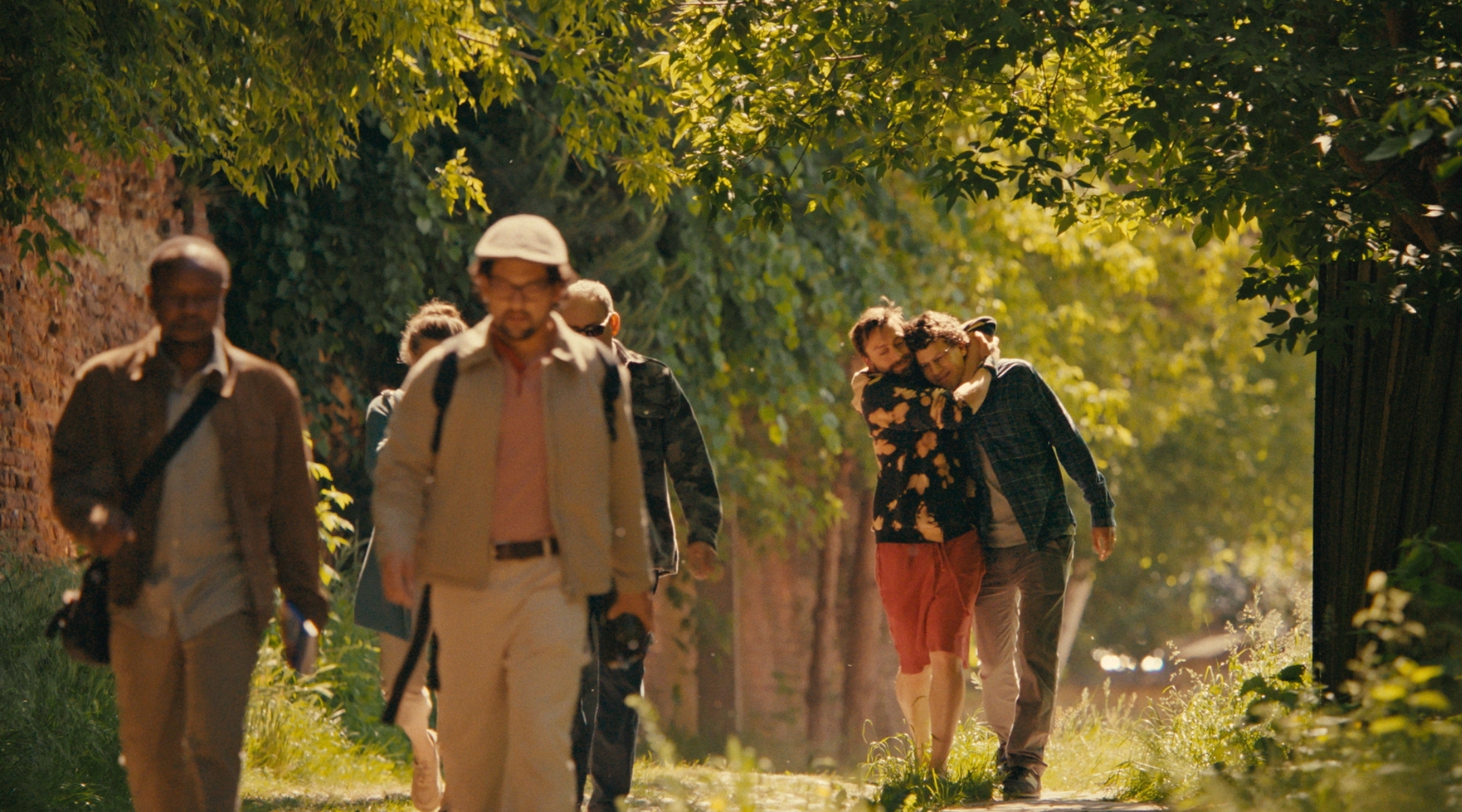 Benji (Kieran Culkin) and David Kaplan (Jesse Eisenberg) are seen at far right in a scene from “A Real Pain,” directed and written by Eisenberg. (Courtesy Searchlight Pictures)