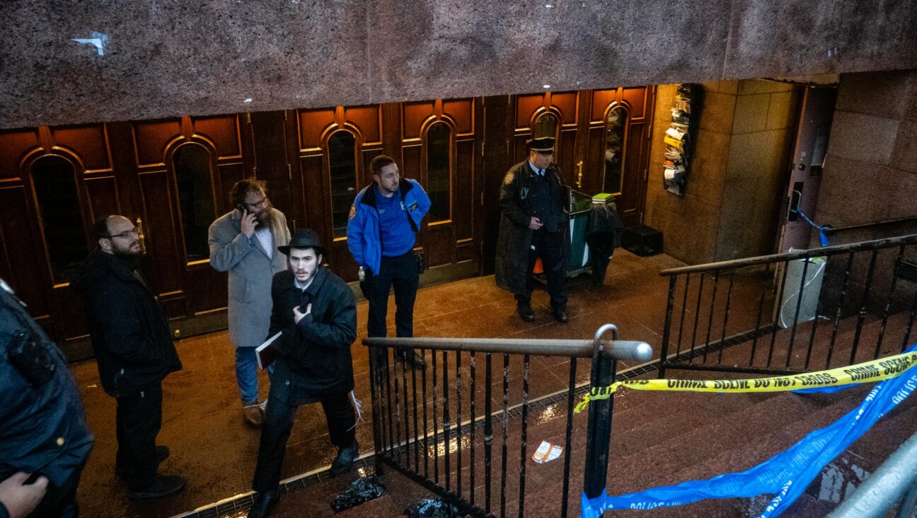 Police block the entrance to the main synagogue at Chabad headquarters due to safety concerns, Jan. 9, 2024. (Police block the entrance to the Chabad headquarter’s main synagogue due to safety concerns, Jan. 9, 2024. (Luke Tress)