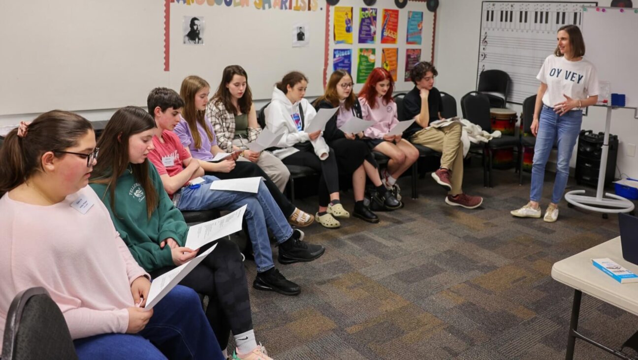 Dana Yudovich Katz teaching a Yiddish lesson using the song “Sheyn vi di levone” (“Lovely as the moon”) to students at Kehillah High in Houston, Texas, February 2025