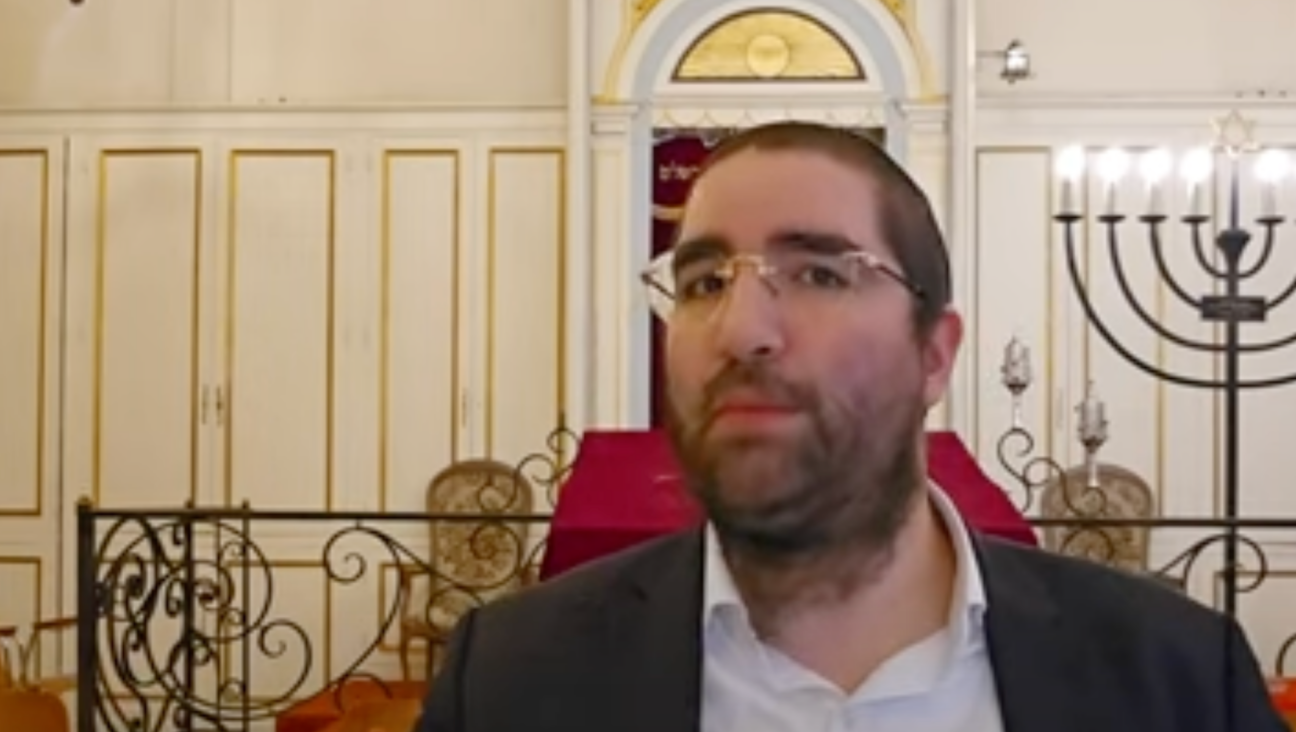 Rabbi Arié Engelberg giving on online sermon. (Screenshot)