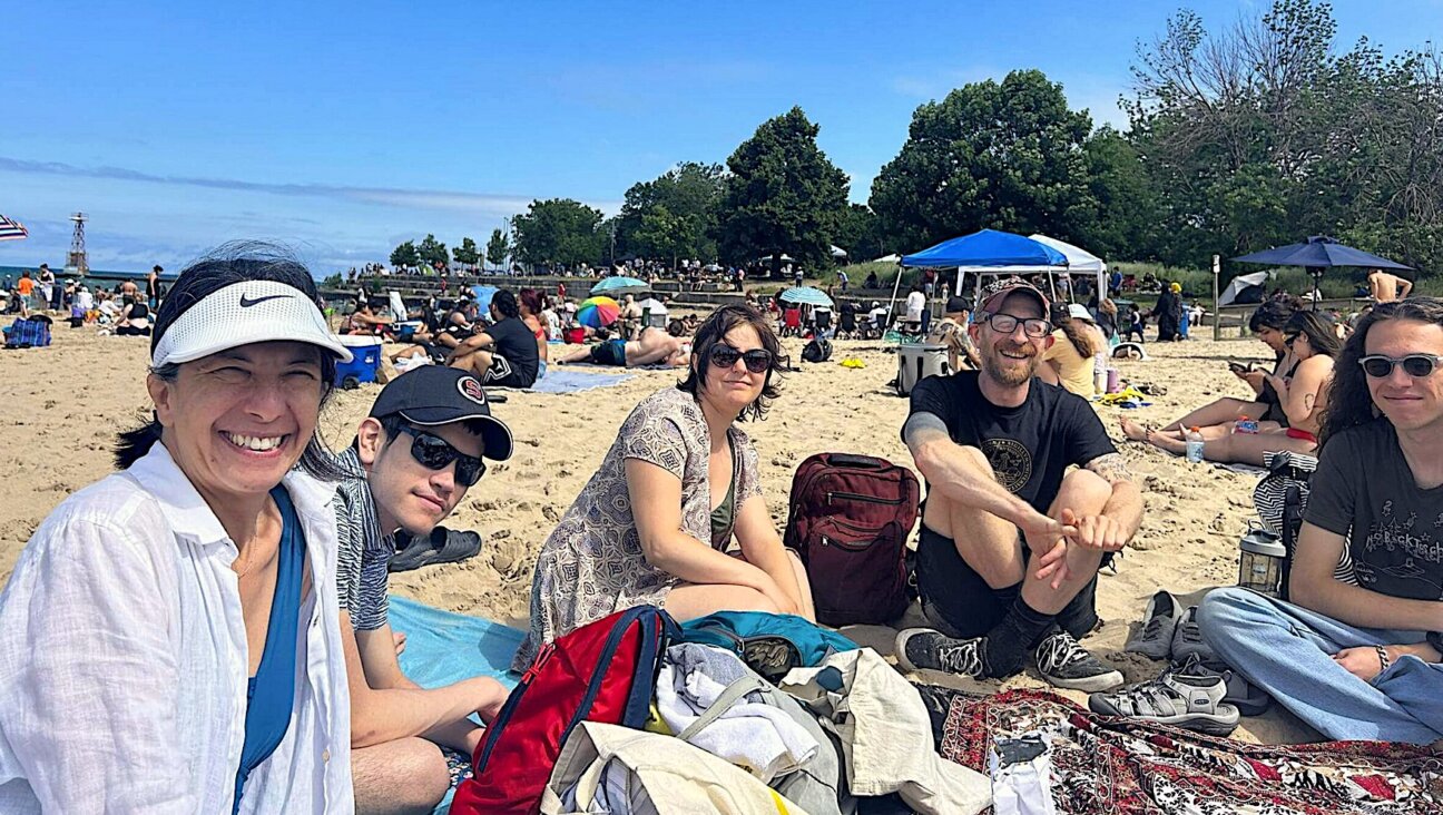 A group of Yiddish speakers in Chicago picnicking at the beach in the summer of 2024