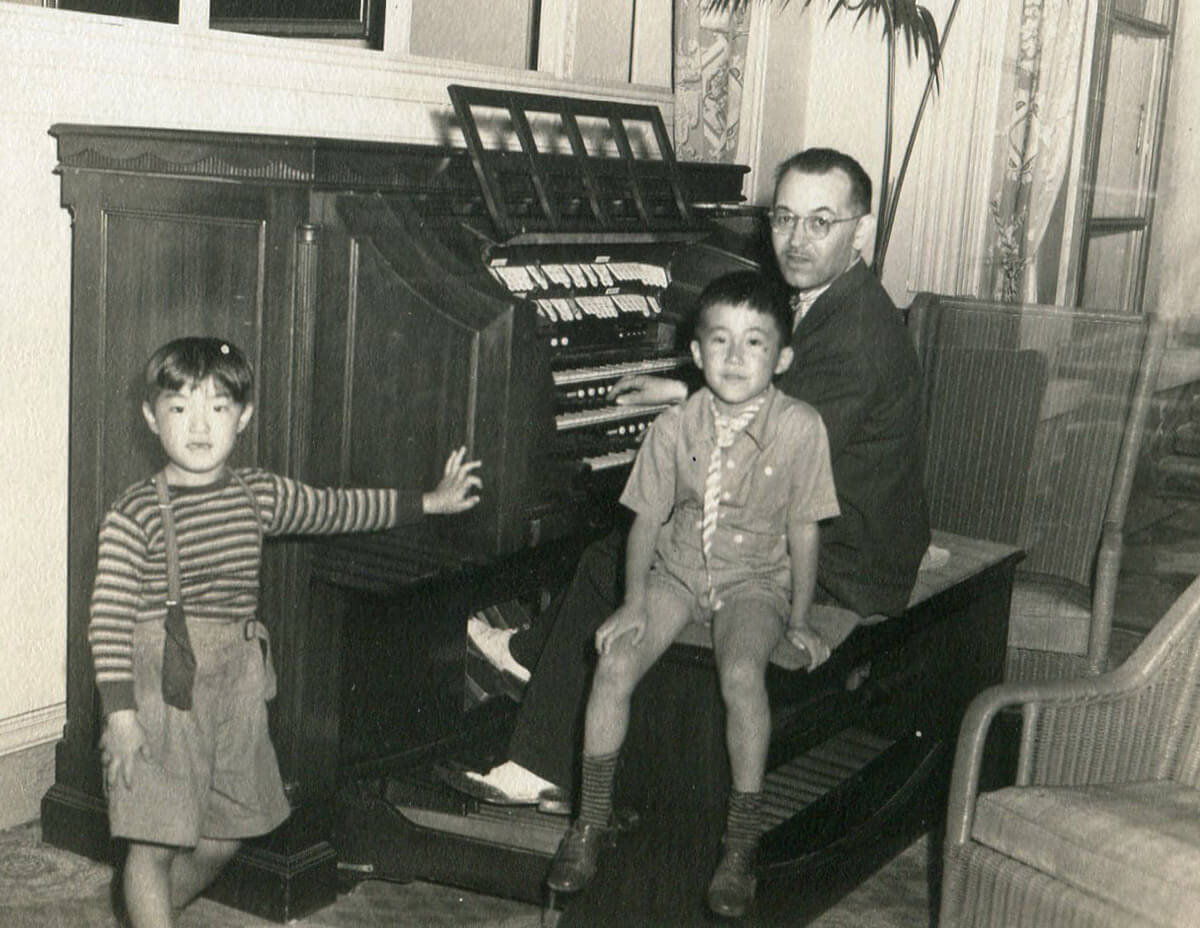 Organist Nathan Portnoff was popular with the children staying at the Greenbrier.