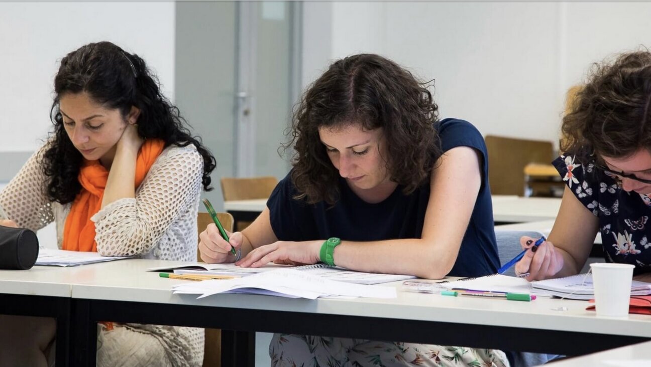 Students learning Yiddish at the Paris Yiddish Center 