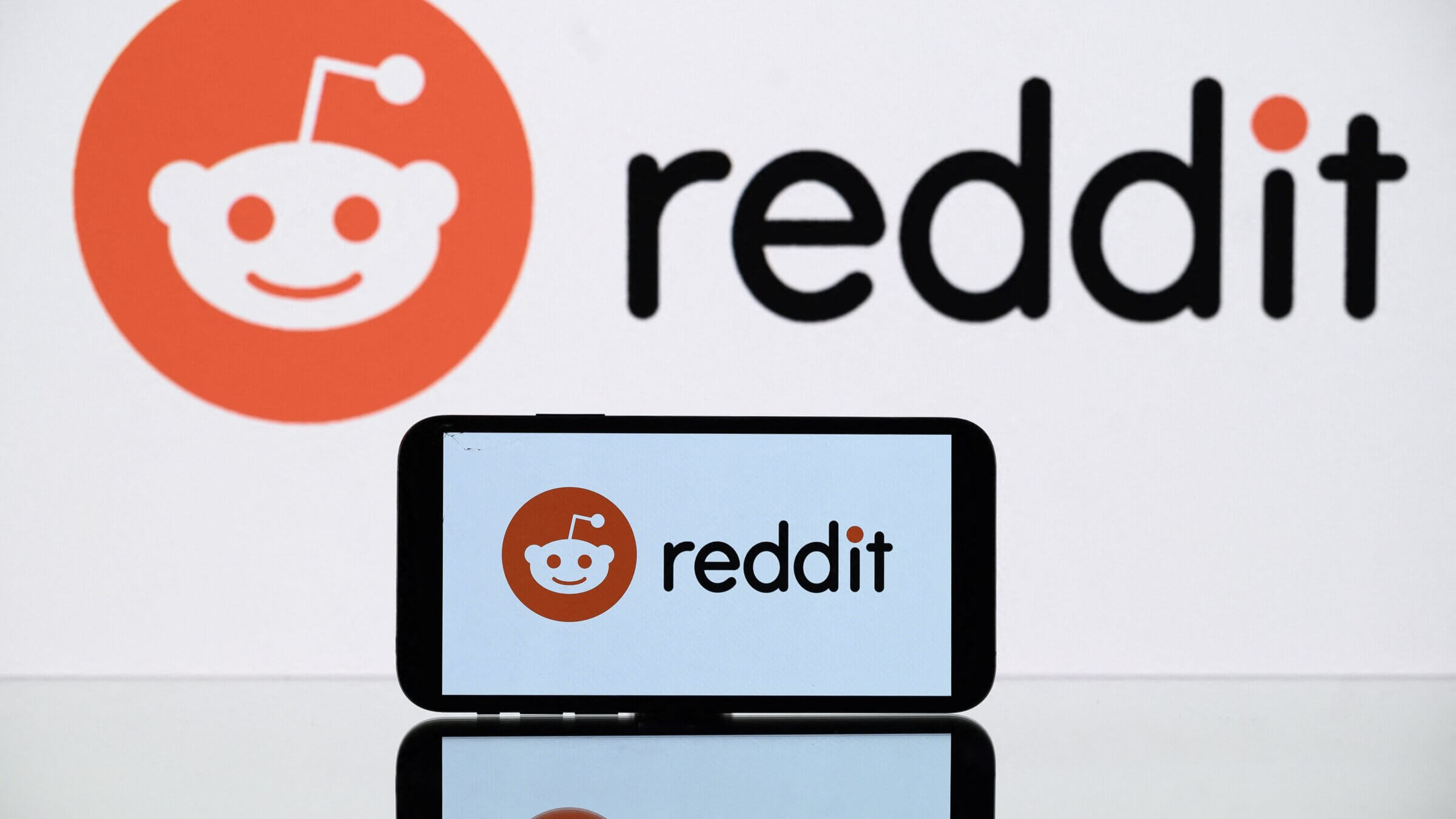 Reddit's logo.