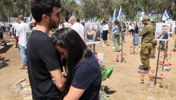 ישׂראלים בײַ אַ רגע פֿון שטילשווײַגן יום־הזכּרון, דעם 29סטן אַפּריל 2025, לעבן אָרט פֿונעם „נאָוואַ מוזיק־פֿעסטיוואַל“, וווּ אַ סך צוקוקער זענען דעם 7טן אָקטאָבער 2023 דערהרגעט געוואָרן 
